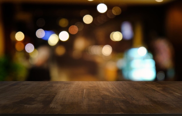 Unfokussiertes Bild von beleuchteten Lichtern auf dem Tisch