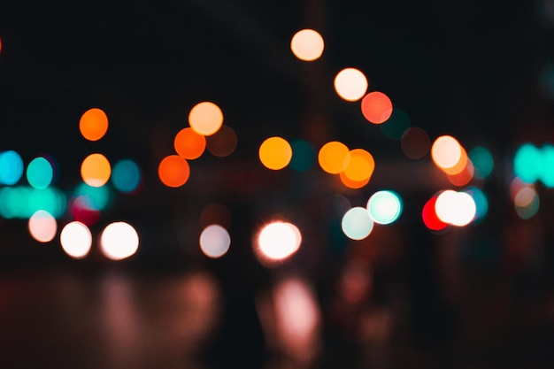 Unfokussiertes Bild von beleuchteten Lichtern in der Nacht