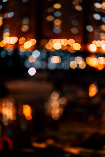 Unfokussiertes Bild von beleuchteten Lichtern in der Stadt bei Nacht