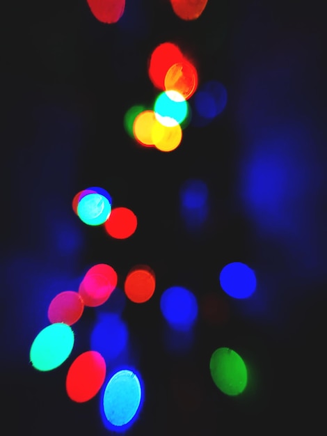 Unfokussiertes Bild von beleuchteten Weihnachtslichtern