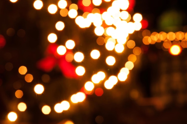 Unfokussiertes Bild von beleuchteten Weihnachtslichtern