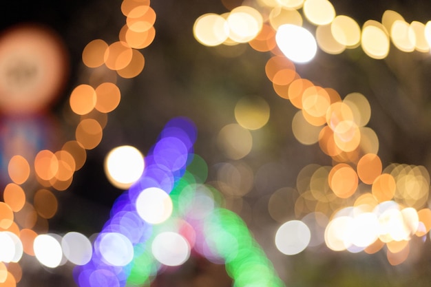 Unfokussiertes Bild von erleuchteten Weihnachtslichtern in der Nacht