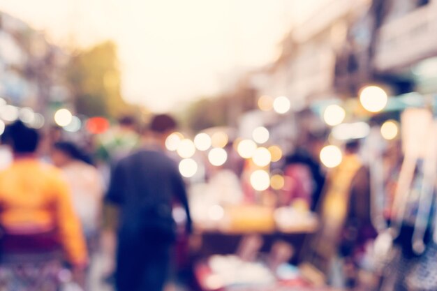 Foto unfokussiertes bild von menschen, die nachts auf der straße stehen