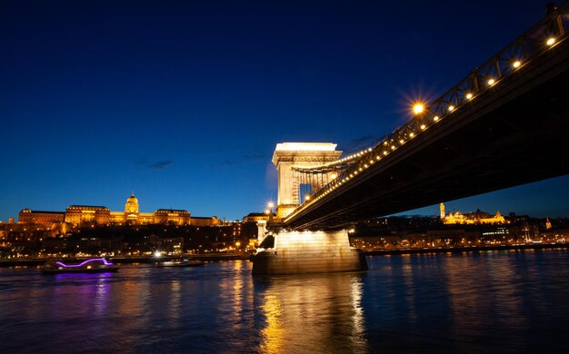 Ungarische Kettenbrücke Königspalast und Donau in Budapest bei Nacht Ungarische Wahrzeichen