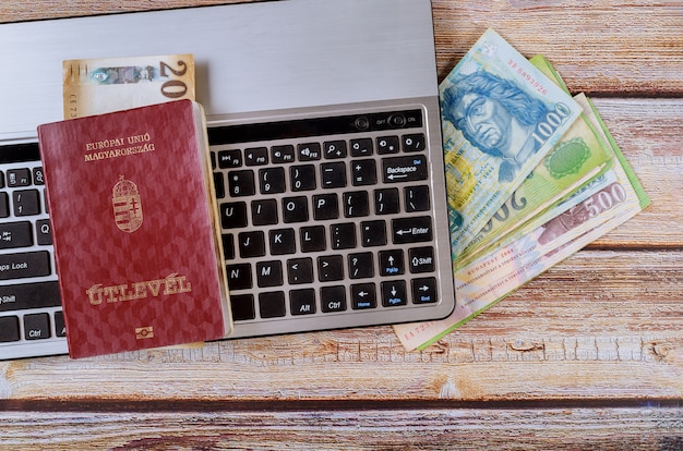 Ungarische Reisepässe mit Staatsbürgerschaft und Geldscheinen von ungarischen Forint-Banknoten