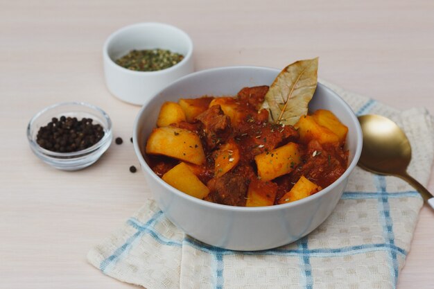 Ungarisches Gulasch. Rindfleischeintopf mit Kartoffeln