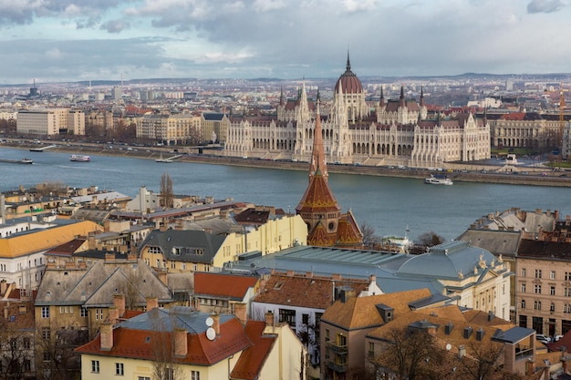Ungarn Budapest Parlamentsansicht von der Donau