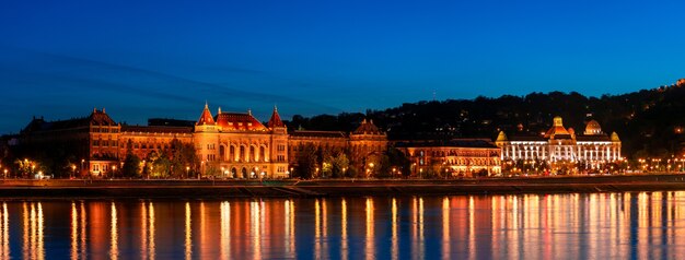Ungarn, Nacht Budapest, Lichtreflexion im Wasser, Stadtdamm, Panoramaaufnahme