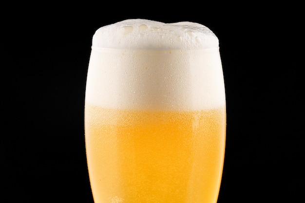 Ungefiltertes helles Bier in einem Glas Schaum