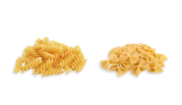 Ungekochte Farfalle-Fusilli-Nudeln isoliert auf weißem Hintergrund mit Schatten