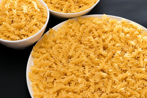 Ungekochte Fusilli-Nudeln auf weißer Platte