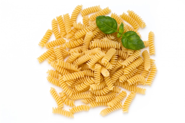 Ungekochte Fusilli-Nudeln isoliert weiß.