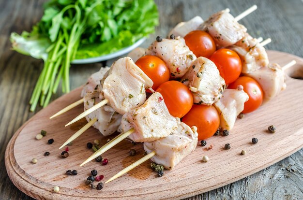 Ungekochte Hühnchen-Spieße mit Kirschtomaten