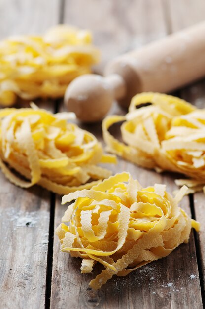 Ungekochte italienische Pasta auf dem Tisch