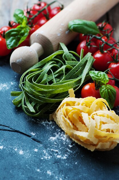 Ungekochte italienische Pasta auf dem Tisch