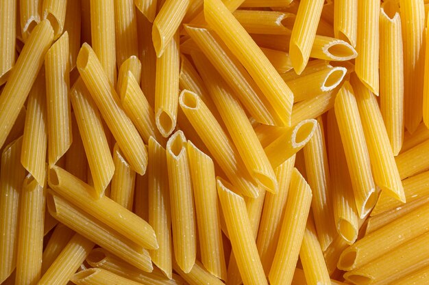 Ungekochte Penne Rigate-Pasta-Hintergrund