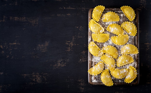 Ungekochte Ravioli auf dem Tisch