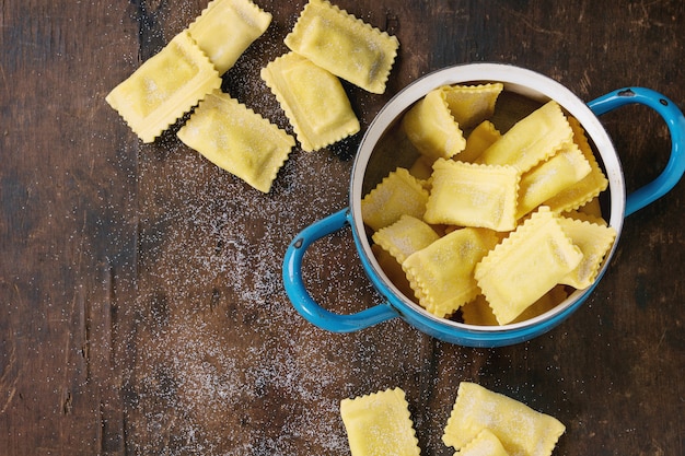 Ungekochte Ravioli-Nudeln