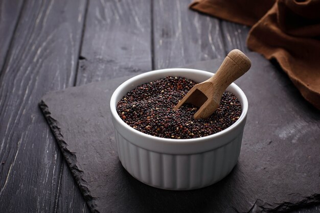 Ungekochte schwarze Quinoa in einer Schüssel