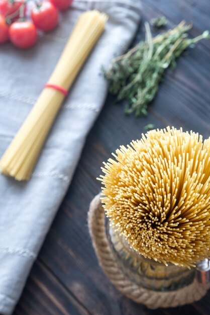 Ungekochte Spaghetti im Glas