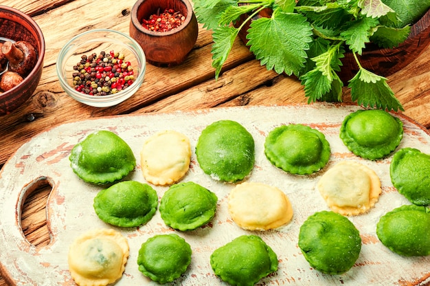 Ungekochte Teigtaschen oder Ravioli