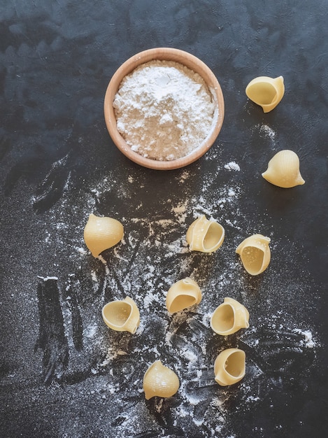 Ungekochte trockene leckere italienische Pasta Lumaconi in der Hand. Draufsicht.