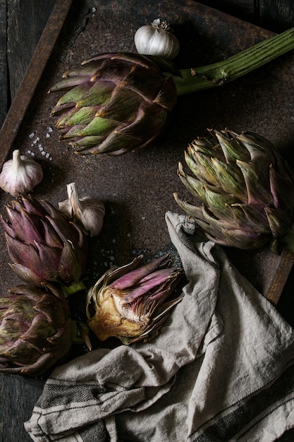 Ungekochte violette Artischocken