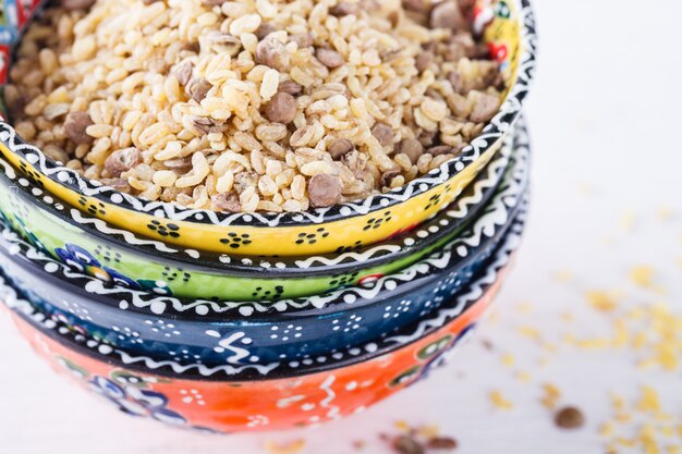 Ungekochter Bulgur und Linsen im traditionellen Türkischen