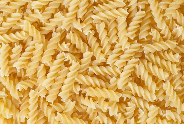 Ungekochter Fusilli-Teigwarenhintergrund