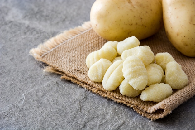 Ungekochter grauer Stein der Kartoffelgnocchi