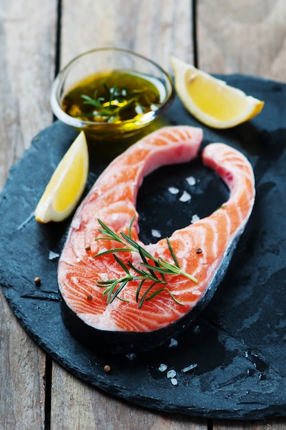 Ungekochter Lachs mit Rosmarin und Salz