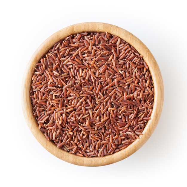 Ungekochter roter Reis in Holzschale isoliert auf weißem Hintergrund mit Beschneidungspfad