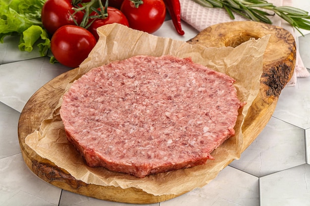 Ungekochtes Burgerkotelett aus rohem Rindfleisch