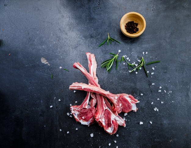 Ungekochtes Steak auf dunklem Hintergrund