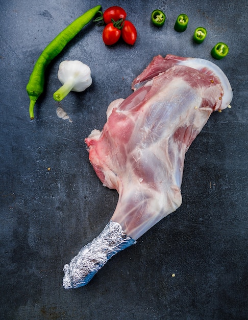 Ungekochtes Steak auf dunklem Hintergrund