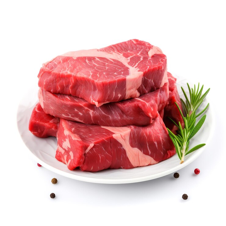 Foto ungekochtes und rohes rindfleisch auf schwarzem hintergrund