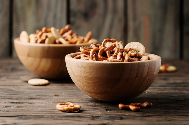 Ungesunder Snack auf dem Holztisch