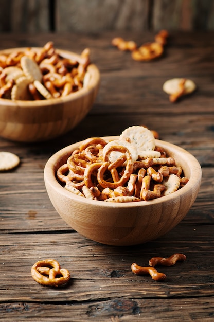 Ungesunder Snack auf dem Holztisch