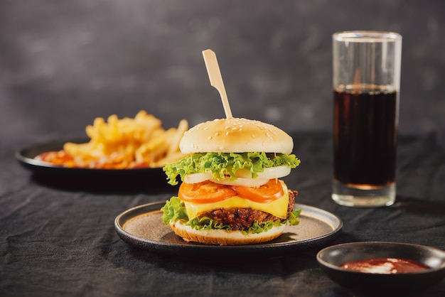 Ungesundes Konzept. ungesundes Essen: Burger, Sauce, Kartoffeln, Cola.