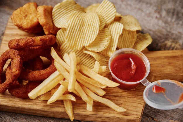 Ungesundes und Junkfood verschiedene Arten von Fastfood und Snacks auf dem Tisch nahe