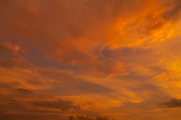 Ungewöhnlich schöner feurig roter tropischer Sonnenuntergang. Brennende Wolken. Feuer im Himmel