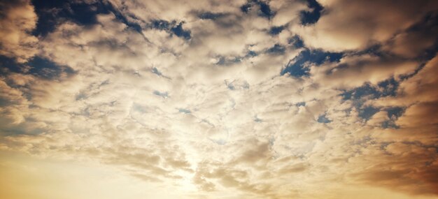 Ungewöhnliche Gewitterwolken bei Sonnenuntergang