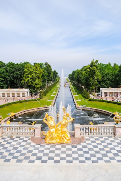 Ungewöhnliche goldene Skulptur im Park von Peterhof.