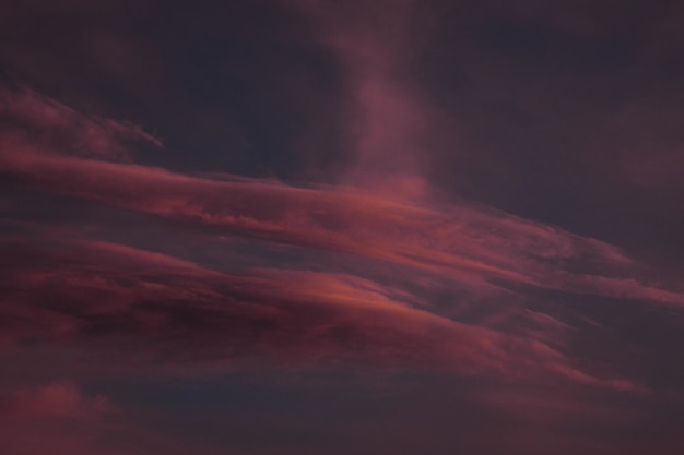 Foto ungewöhnliche lila wolken der himmel der gefühle
