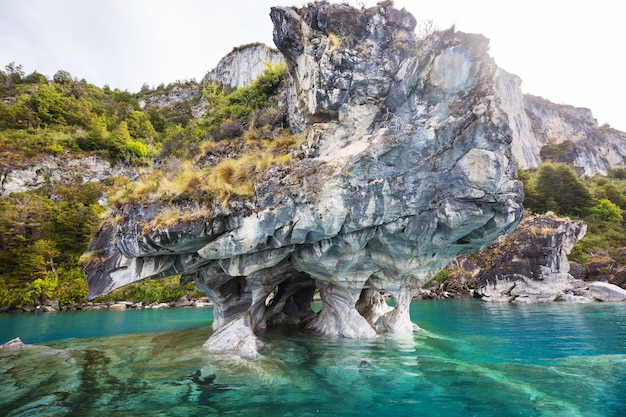 Ungewöhnliche Marmorhöhlen auf dem See von General Carrera, Patagonien, Chile.