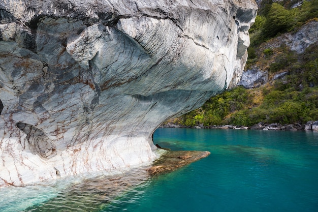 Ungewöhnliche Marmorhöhlen auf dem See von General Carrera, Patagonien, Chile.