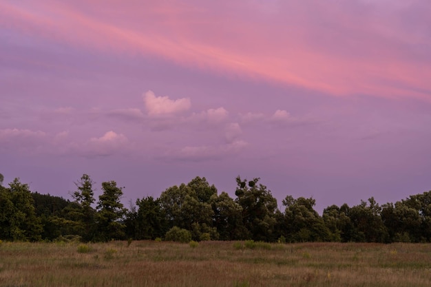 Foto unglaublich farbenfrohe landschaft in der dämmerung