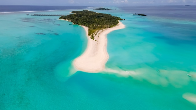 Unglaublich schöne Landschaft Insel der Malediven Türkisfarbenes Wasser schöner Himmel Luftbild