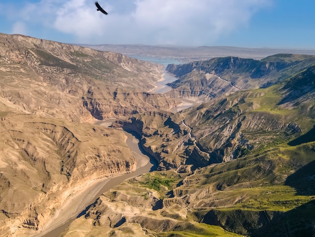 Unglaublich schöne Luftbildlandschaft Erstaunliche Himmelswolken Sulak Canyon Tiefe 1920 Meter Länge 53 km Das Hotel liegt im Tal des Sulak-Flusses Dagestan Russland