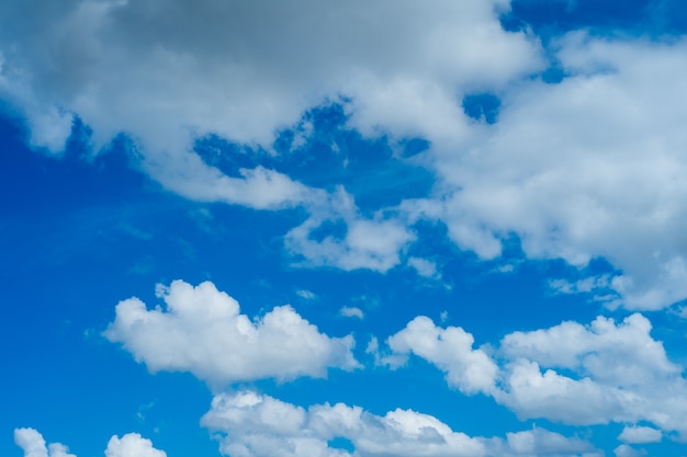 Unglaublich schöne Wolken vor einem sonnigen blauen Himmel